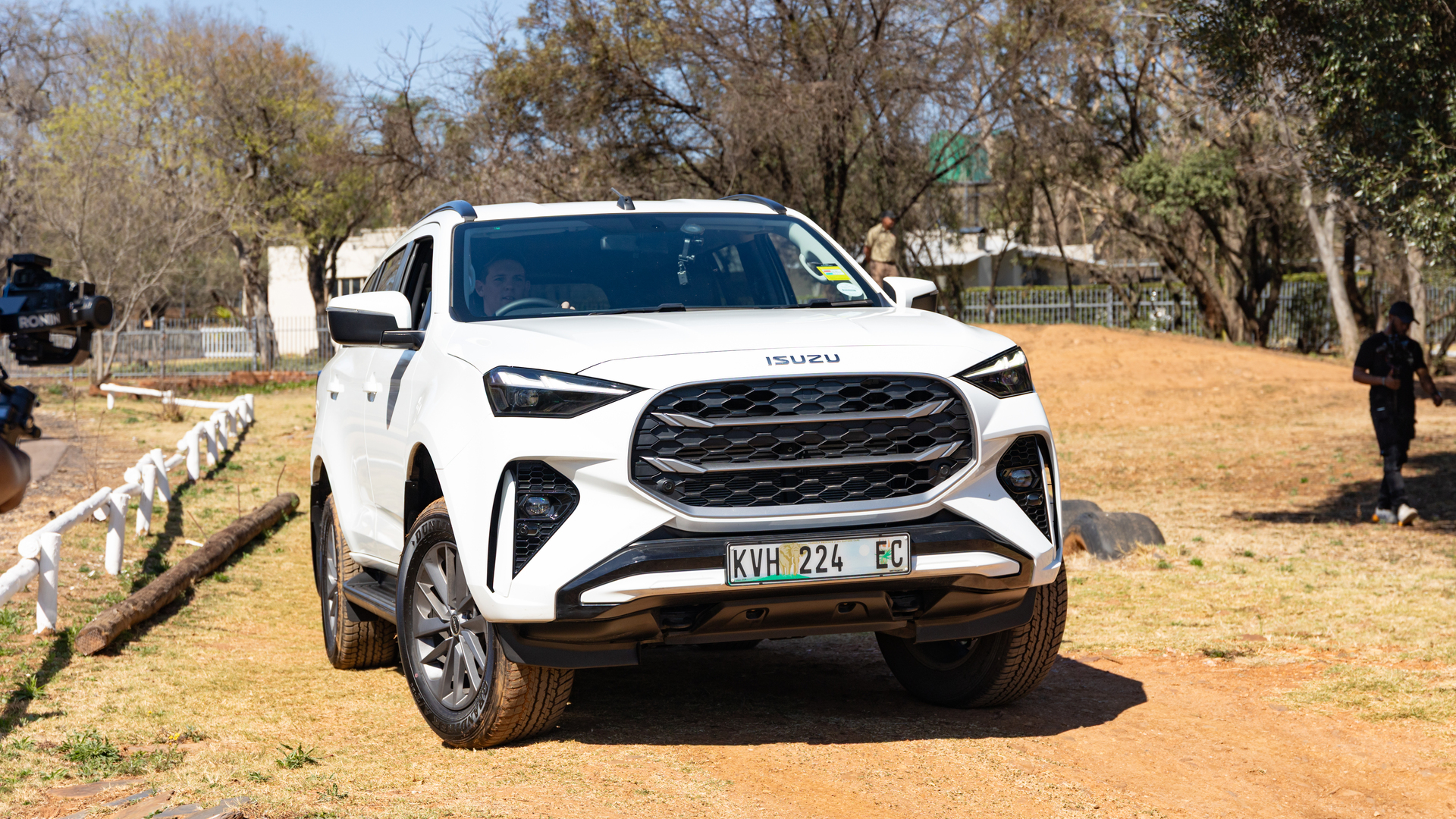 ISUZU MU-X 1.9 LS 4x4: Built for adventure...
